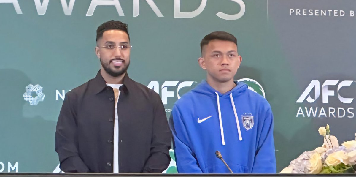 النجم الشاب وأحسن لاعب بالبطولة من الملعب الكابتن عبدالعزيز عليوه حقق (2) بطولة مع الأخضر.
الكابتن الاسطورة وأحسن لاعب في اسيا من القاعات والصور فقط سالم الدوسري صفر بطولات مع الأخضر.
الحقيقة التي صعب نخفيها