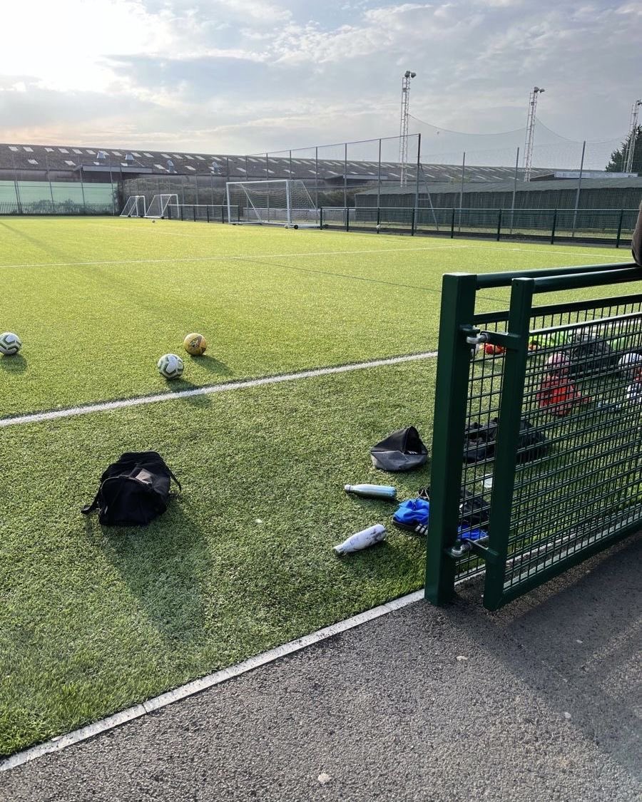 wrichieed's tweet image. ─★’🍎 ̟!! #Radioapple #Appleradio|| Socialmedia AU

Donde Lucifer se infiltra como la mascota del equipo en el torneo de fútbol para ver a su gran amor de cerca

O

Donde Alastor el capitán del equipo, extrañando a Lucifer en el público, se da cuenta de que siente algo por él.