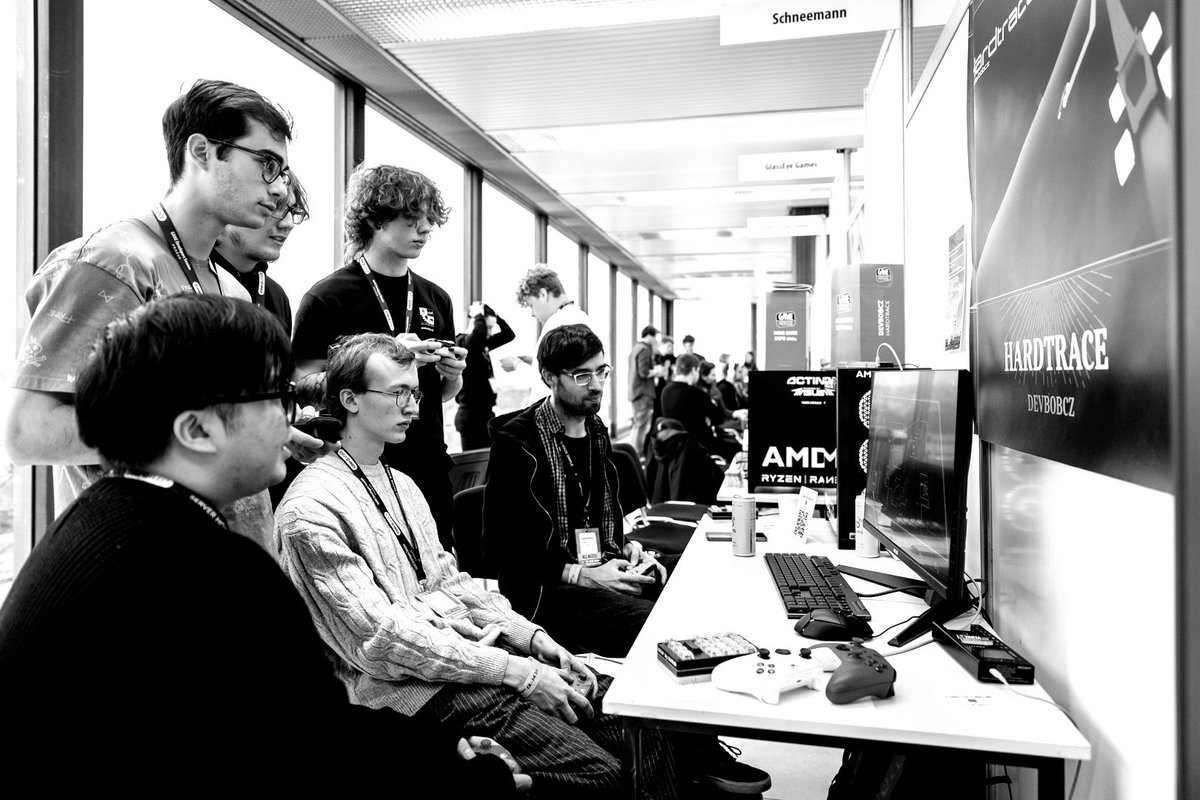 devbobcz's tweet image. Hi #igdmag my game #Hardtrace is topdown couch vs couch multiplayer game up to 12 players together on same computer or 16 online. store.steampowered.com/app/3229710/Ha…
Its inspired by classic games but with portals and bunch of inovations. I like  gaming with friends so much :)