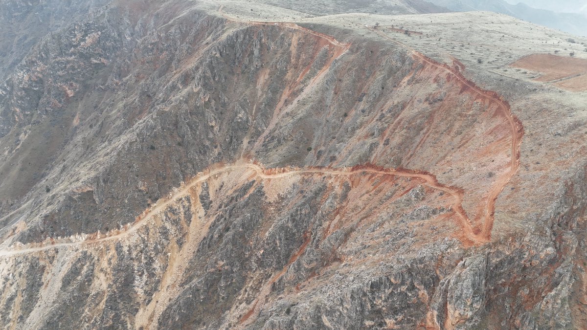 Gogo Deresi–Zırkı Grup Yolunda Yarım Kalan İş Tamamlanıyor

Keban’da geçmiş yıllarda farklı dönemlerde başlatılıp tamamlanamayan Gogo Deresi–Zırkı Grup Yolu, Elazığ İl Özel İdaresi tarafından yeniden ele alınarak kararlılıkla tamamlanıyor. Zorlu arazi koşullarına rağmen hızla