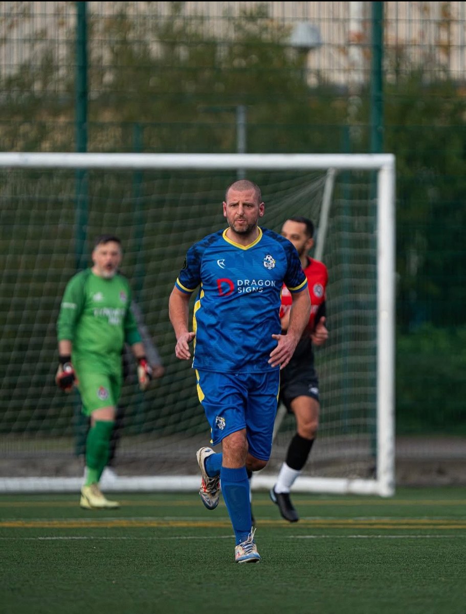 elysportsfc's tweet photo. Double birthday at the club today, our winger Southard & CM Crossy, have a good one lads 🍺🥳⚽️💙 #topboys https://t.co/TwFXhS7GvL