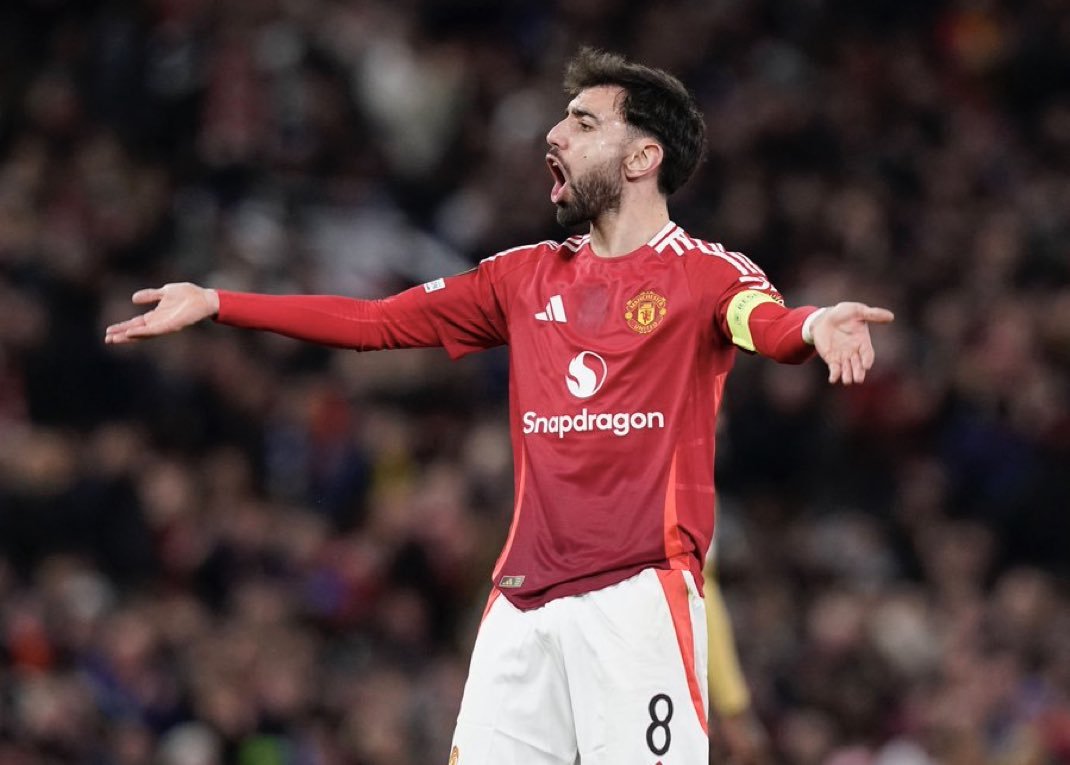 تيم توك | تفاجأت ملكية مانشستر يونايتد والإدارة العليا للنادي وانزعجت من تصريحات برونو فيرنانديز الأخيرة في المقابلة الصحفية.. ورغم خيبة أمل النادي من تلك التصريحات، إلا أنهم حريصون على طيّ الصفحة والمضي قدمًا. ويؤكد يونايتد تمسكه بموقفه بأن فيرنانديز عنصر أساسي وقائد الفريق، ولا توجد أي نية لبيعه في المستقبل القريب 