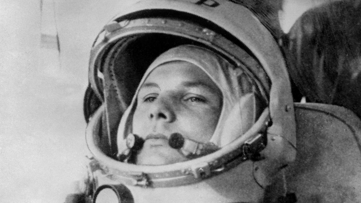 Le 12 avril 1961, le soviétique Youri Gagarine devient le premier être humain à avoir effectué un vol dans l'espace. En France, des chansonniers commentent l’événement :

- Heureux qui communiste a fait un beau voyage...