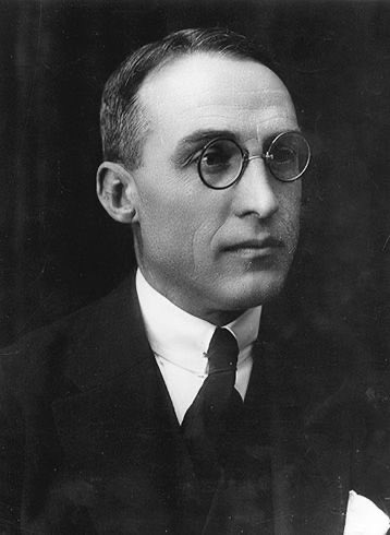 Collboni i els seus sicaris assassinen la memòria catalanista i republicana a la ciutat de Barcelona. Els feixistes els donen les gràcies per esborrar el nom de Ramon d’Alòs-Moner, figura clau en el procés d'institucionalització de la cultura catalana.

La biblioteca que lluïa el