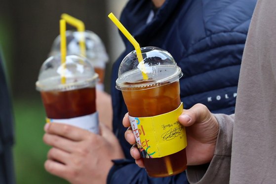 앞으로 카페 일회용컵의 무상 제공이 금지될 전망입니다.🚫 이에 따라 일회용컵을 사용할 경우 컵값 100~200원을 별도로 부담해야 하며, 금액은 각 점주가 자율적으로 정하게 됩니다.