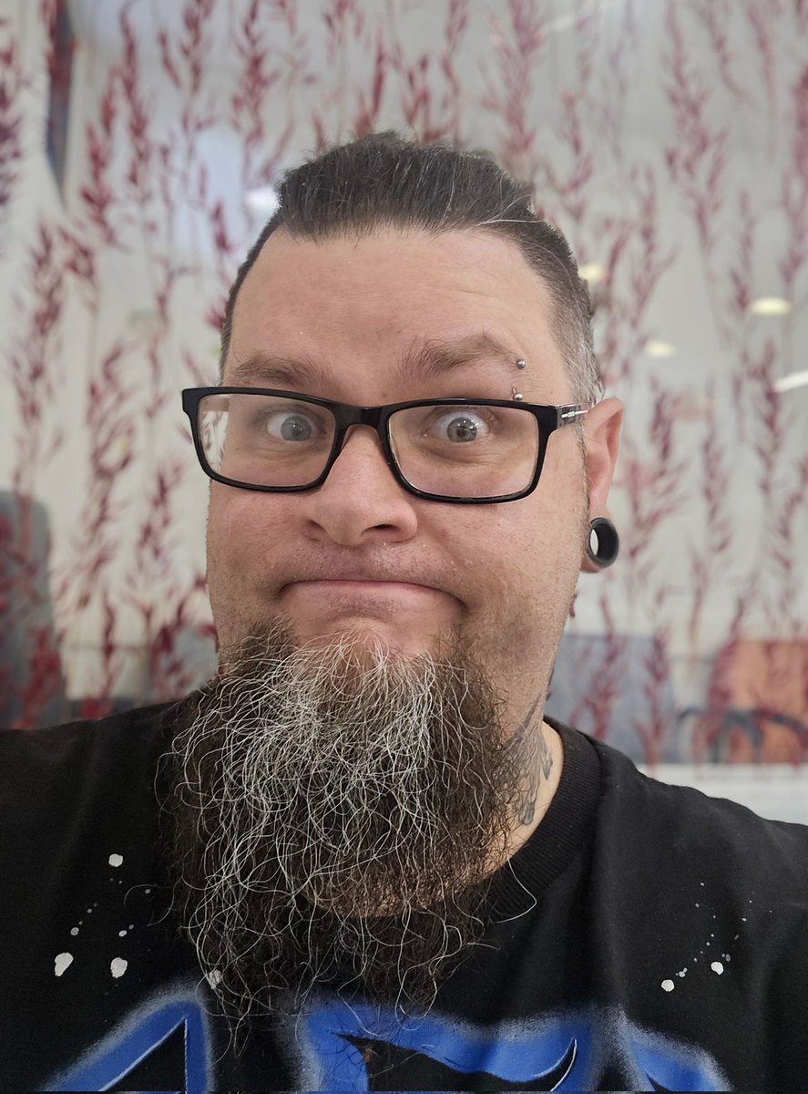 Should never disrespect someone with glasses! They paid to see you 😎