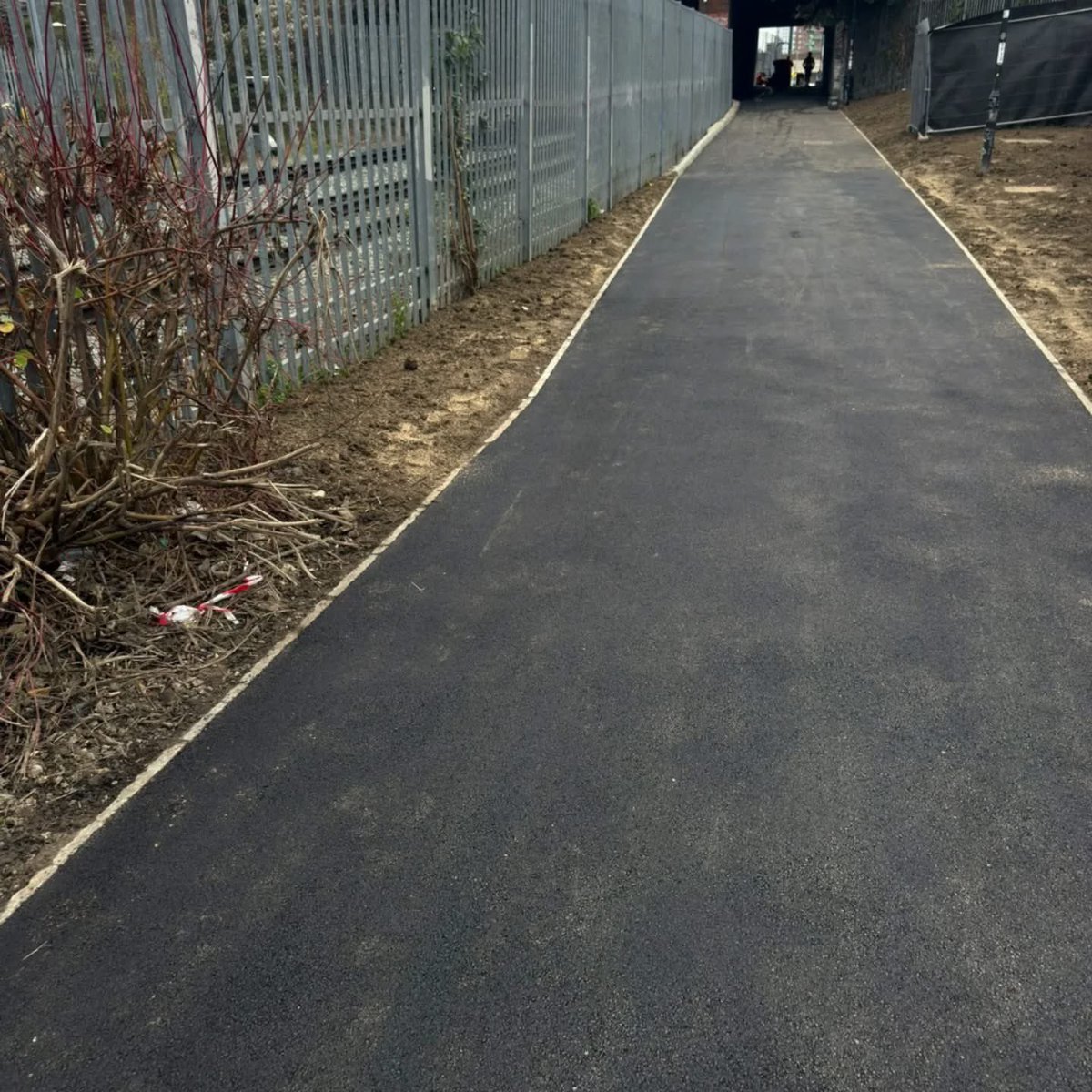 Good news for all our local #SE16 cyclists &amp; <a href="/MillwallFC/">Millwall FC</a> fans: the pathway running south of Surrey Quays overground station towards Peckham that runs alongside the tracks between the recycling plant and the Den, into Senegal Rd, is at last reopen, after months inexplicably closed