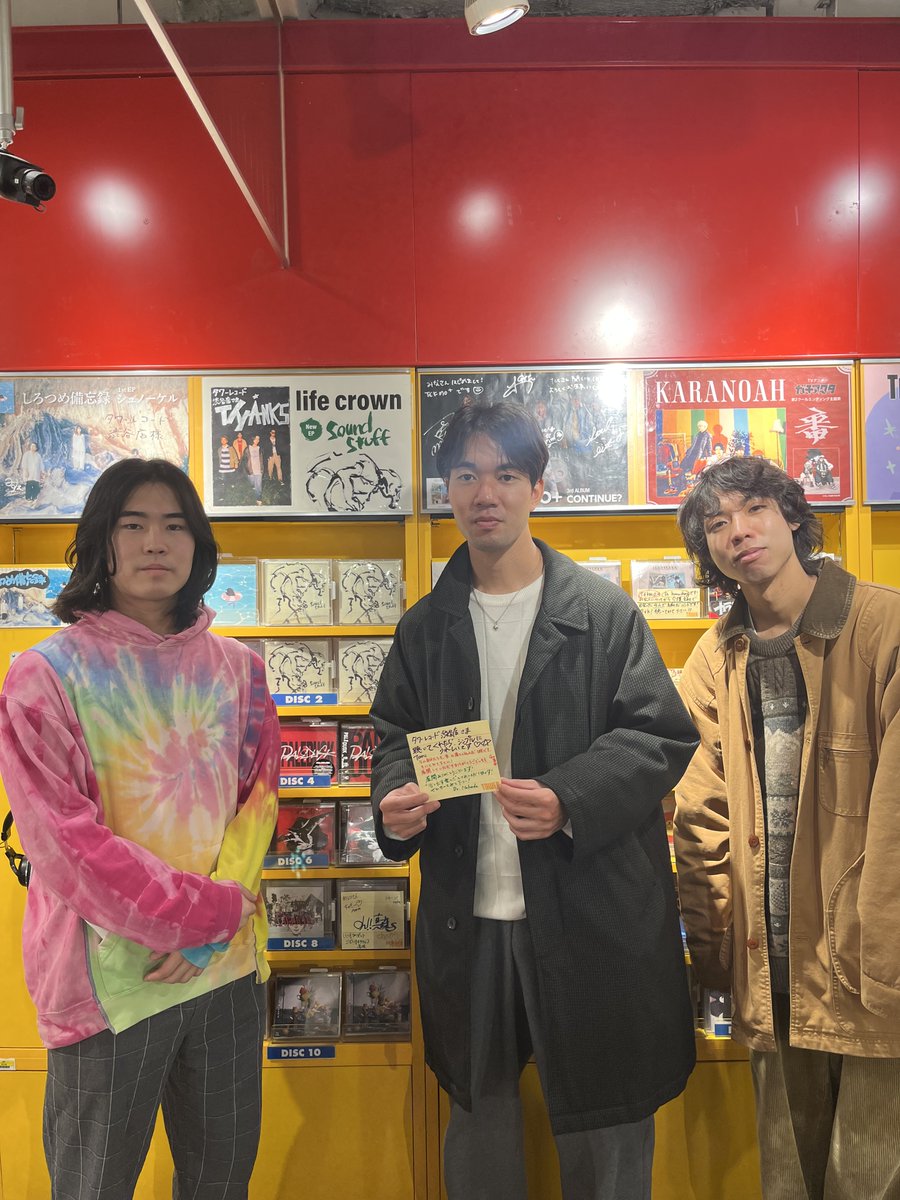 TOWER_Shibuya's tweet photo. 【#タワ渋訪店】
本日『#soundstuff』を発売された
#lifecrown がご来店くださいました！
お忙しい中ありがとうございます😭👏

今、大注目の西東京出身4人組ロックバンド
「life crown」が放つグランジEP✨

3階にて展開場所にてサインとコメントカードを
掲出中です!是非お立ち寄りください～！💫💫💫(美)
