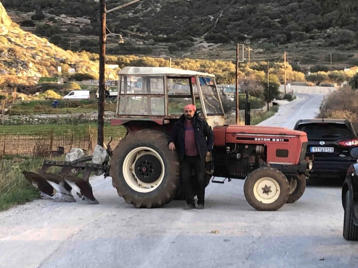 AretiAthanasiu's tweet image. Aυτό το μήνυμα είναι πιο ηχηρό και από χίλια τρακτέρ στους δρόμους. Ο μοναδικός αγρότης  με τρακτέρ στην Αμοργό, δεν έκατσε σπίτι του. Έκανε μπλόκο με το τρακτέρ του και έκλεισε δρόμο της Αιγιάλης!
Απόδειξη ότι ένας κούκος μπορεί να φέρει την Άνοιξη!