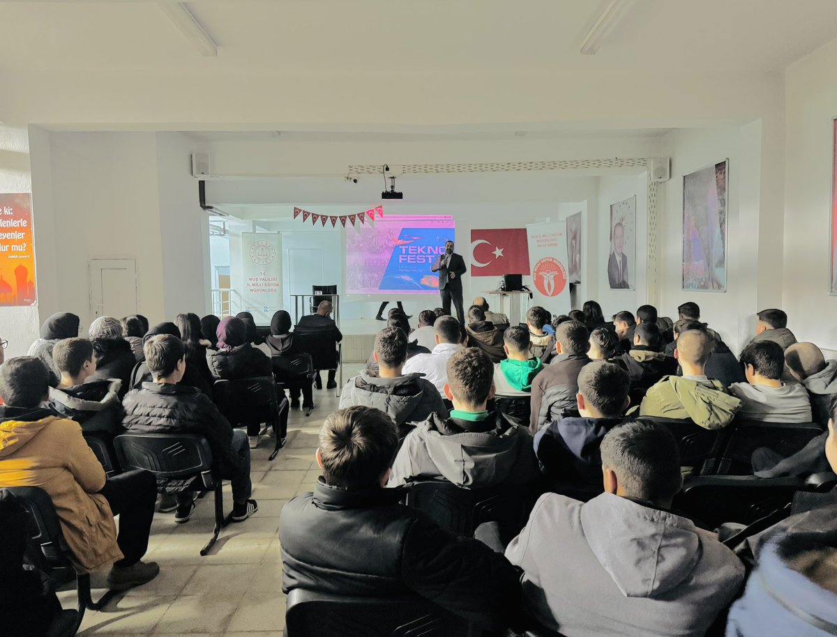 “TEKNOFEST Gelecek Sensin” programı kapsamında, farklı okullarımızda teknolojiye ilgi duyan öğrencilerimizle bir araya gelmeye devam ediyoruz. Bu doğrultuda düzenlenen programda, T3 Vakfı Muş İl Temsilcisi Doç. Dr. Salih ÖZER hocamızın TEKNOFEST süreçleri, proje geliştirme