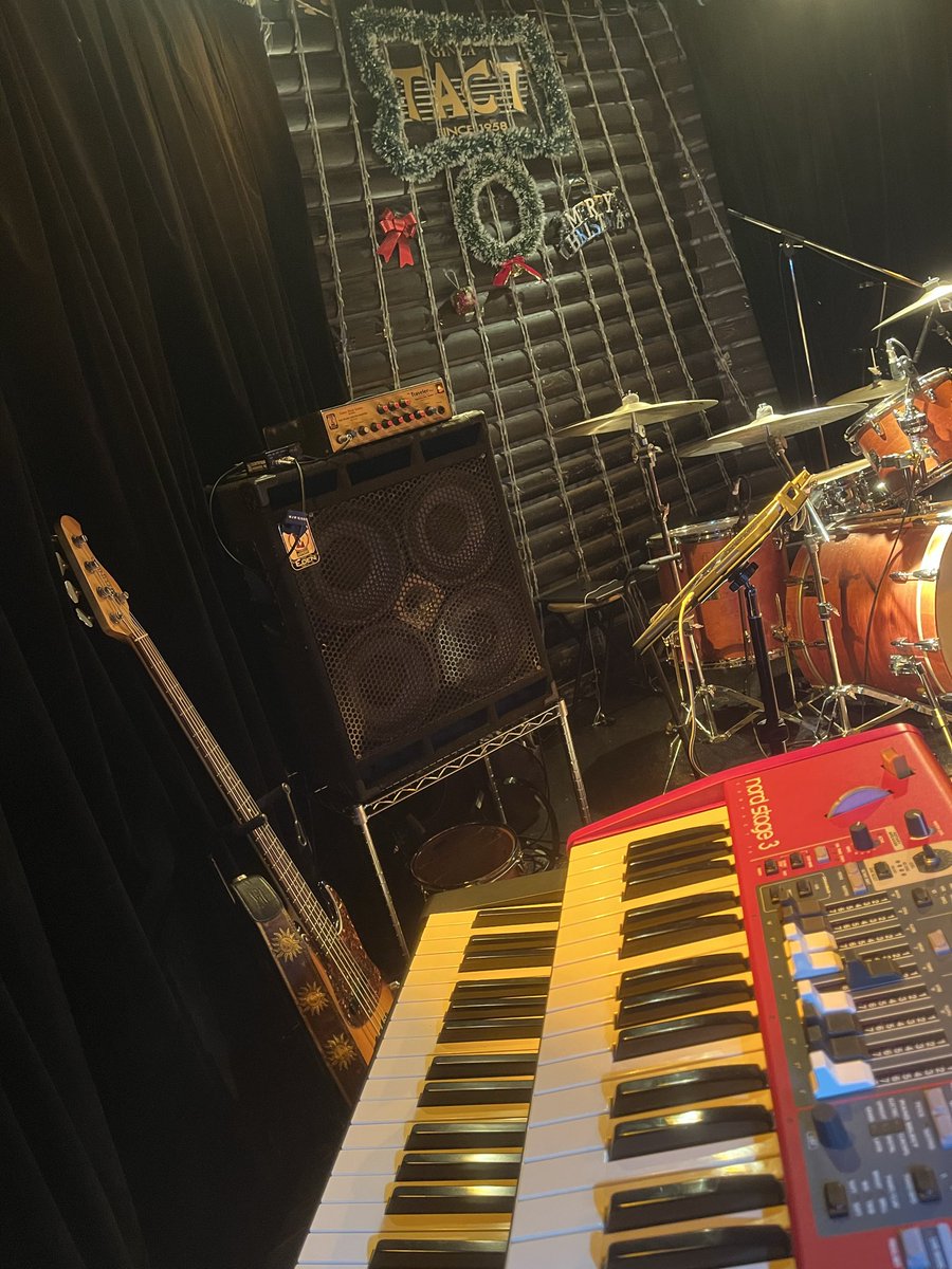 secchan0805's tweet photo. 毎年恒例のエロミカ年末ライブ♪
ご一緒させていただいてから、もう7年目なんですってね⁉︎空き時間にそんな話になってビックリ😮
あっちゅー間ねー
今年も楽しきステージ♪ありがとうございました〜😄 https://t.co/CxfBqY4RFT