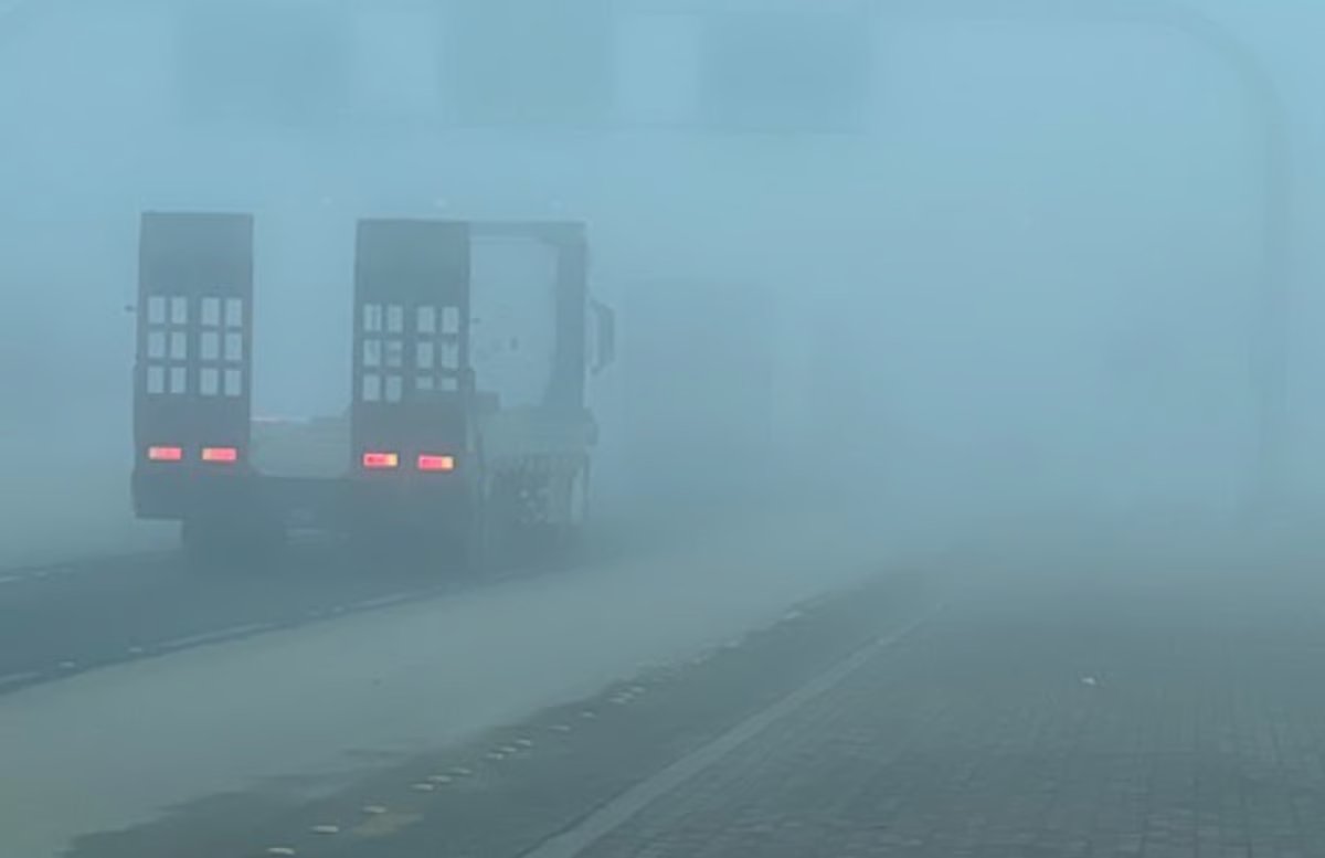 الضباب يخيّم على طريف ودرجة الحرارة المحسوسة تهبط إلى 4 فجرًا. أجواء باردة مع أمطار متواصلة وغيوم كثيفة منذ الصباح. انخفاض الرؤية الأفقية في الطرق والمناطق المفتوحة بسبب الضباب. هيئة الأرصاد تحذّر من القيادة في هذه الظروف وتؤكد الالتزام بالإرشادات الوقائية. استمرار فرص الأمطار الخفيفة والضباب خلال الساعات القادمة 
