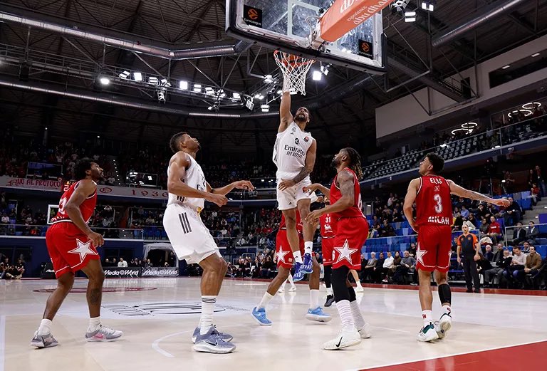 Otra muy mala defensa del <a href="/RMBaloncesto/">Real Madrid Basket</a> le deja sin opciones ante un muy acertado <a href="/OlimpiaMI1936/">Olimpia Milano</a> desde el triple. Tampoco estuvo fino los españoles que sucumbieron por sus propios errores. Te lo explicamos en <a href="/poblafm/">PoblaFM</a> con el patrocinio de <a href="/Clorinelabuelo/">Clorin El Abuelo</a> poblafm.com/baloncesto/rea…