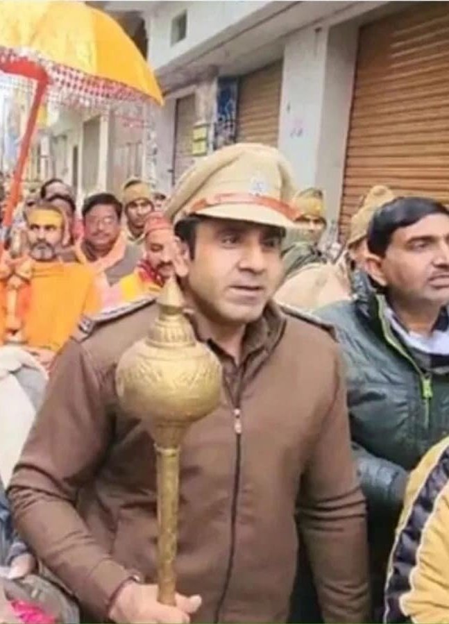 azizkavish's tweet photo. अनुज चौधरी वर्दी में धार्मिक यात्रा में भाग लेता है,हाथ में गदा उठाता है और उसका प्रमोशन हो जाता है

आफ़ाक खान बेटियों की सुरक्षा को लेकर हजरत मोहम्मद सल्लल्लाहु अलैहि वसल्लम" (ﷺ) की बात बताते हैं और उनको लाइन हाजिर कर दिया जाता है https://t.co/TH71aHoQZ7