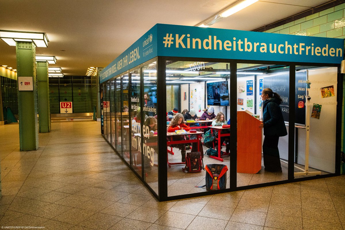 Unterricht in der U-Bahn? Für viele Kinder in der #Ukraine Realität. Seit fast vier Jahren findet ihr Unterricht in U-Bahn-Stationen und Schutzkellern statt. Darauf machen wir ab heute in der U-Bahn-Station Alexanderplatz in Berlin aufmerksam. (1/2) unicef.de/informieren/ak…