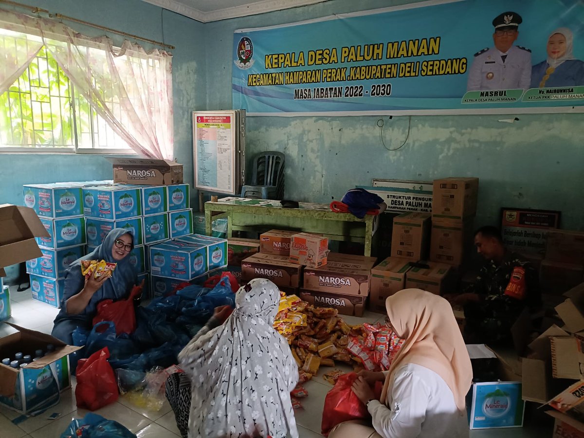 FajarimanM's tweet photo. Pemerintah dan seluruh elemen masyarakat bergerak tiada henti  memberikan bantuan melalui berbagai posko maupun secara langsung  melalui darat dan udara untuk wilayah  terisolasi bencana di Sumatera 
#KemendesPDTPeduliBencana
#MenteriDesaPeduliBencanaSumatera
#PendampingDesa https://t.co/QFt7pIR3GT