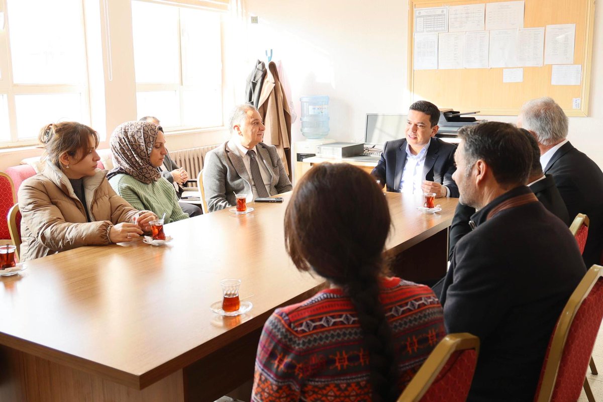 İlçe Kaymakamımız Sayın Abdullah Şahin, İlçe Millî Eğitim Müdürümüz Sayın Abdulkadir Gümüş ile birlikte Mehmet Doğru İlkokulu’nu ziyaret ederek öğretmenlerimizle bir araya geldi. Ziyarette eğitim-öğretim faaliyetleri hakkında değerlendirmelerde bulunuldu, öğretmenlerimizin görüş