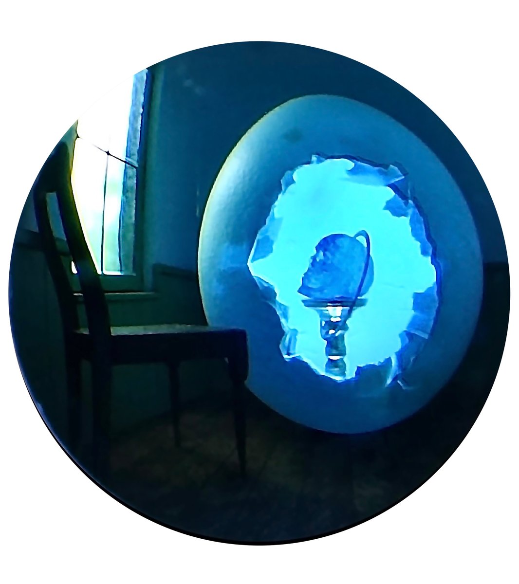 【オマージュ澁澤龍彦展出品作品のご紹介】
★桑原弘明〈scope「聖なる眠りよ」〉
覗いた者は異次元の世界へと導かれます。

Memento mori

古くより、芸術作品の重要なテーマとなってきたこの警句を表現した作品です。

卵の内から現れる、透明な髑髏。
澄んだ光の中で、