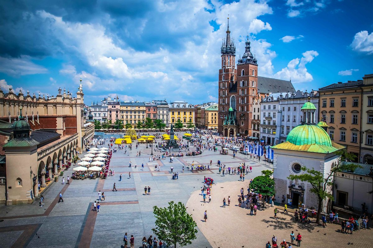 HashtagPoland's tweet photo. Poland’s tourism market is forecast to grow from PLN 97bn to PLN 171bn by 2030. Visitor numbers rise—but the real shift is premium demand. Volume brings traffic; value brings resilience. https://t.co/EVk6npf7f0