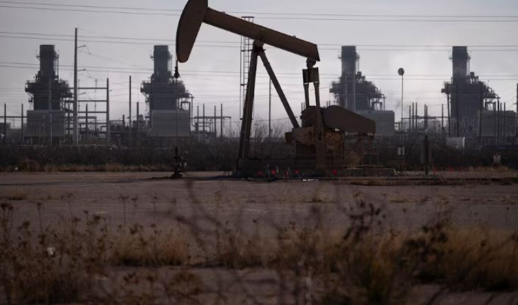 النفط يرتفع بعد قرار ترامب فرض حصار كامل على ناقلات فنزويلا 