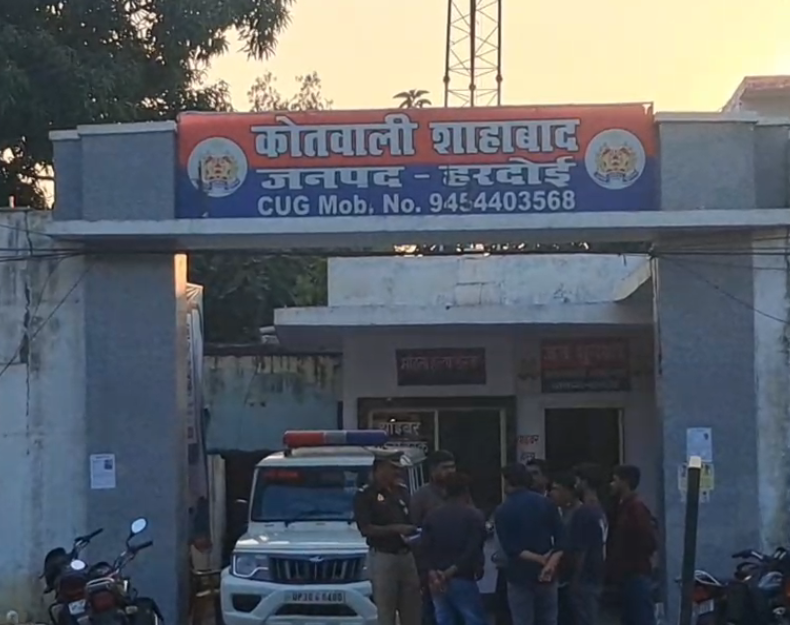bstvlive's tweet photo. हरदोई : कोतवाली के सामने आत्मदाह का प्रयास
➡पुलिस की कार्रवाई से नाराज था युवक
➡पुलिस ने युवक को आत्मदाह से रोका
➡शाहाबाद कोतवाली गेट के सामने का मामला
#Hardoi #SelfImmolationAttempt #PoliceAction #Shahabad @hardoipolice https://t.co/DcbLumlngb