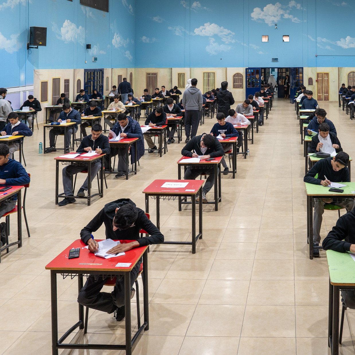 191 ألف طالب في المتوسط والـ10 والـ11 يبدأون اختبارات نهاية الفصل الأول. وزارة التربية: الاختبارات تسير وسط بيئة مناسبة وأجواء هادئة 