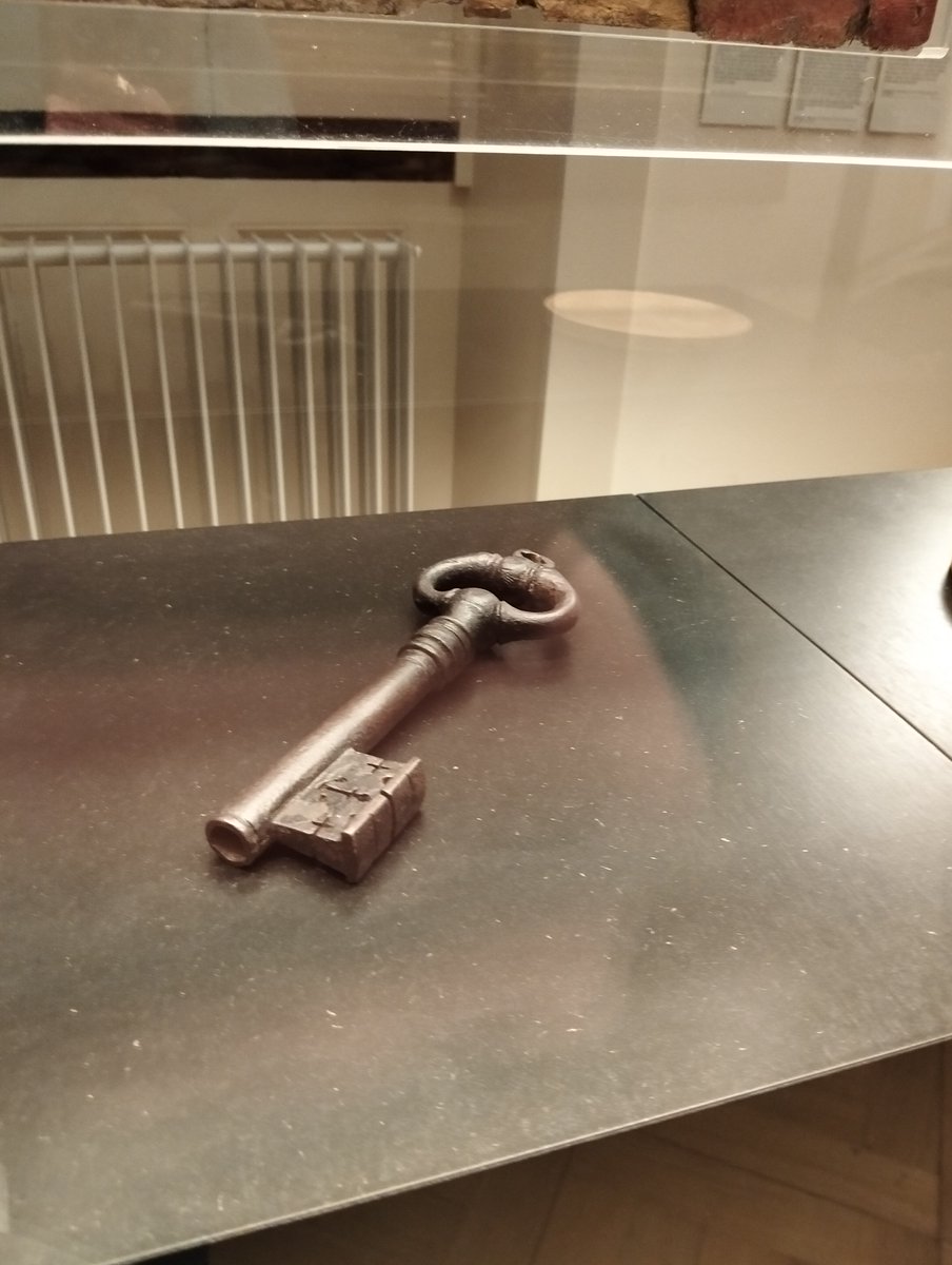 🗝️ The Story of a Key

This is the key to Geneva’s Rive Gate.

In March 1728, a 16-year-old apprentice returned after curfew and found the city locked with it.

Rather than wait for morning and face his master, he left Geneva that night.

He would later become known as Rousseau.