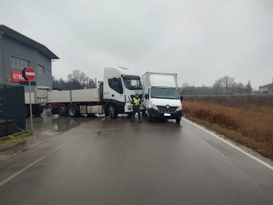 Incidente in via Quattro Pilastri: strada bloccata e rilievi in corso