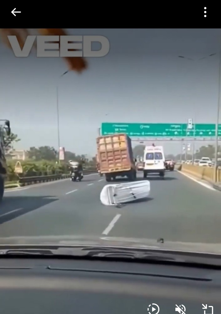 viralybes's tweet photo. @Kanatunga Clearly AI. Ambulance siren 🚨 on sedan? Who is that and what's the vehicle coming in wrong direction..god..😆 https://t.co/kVNf73If9j