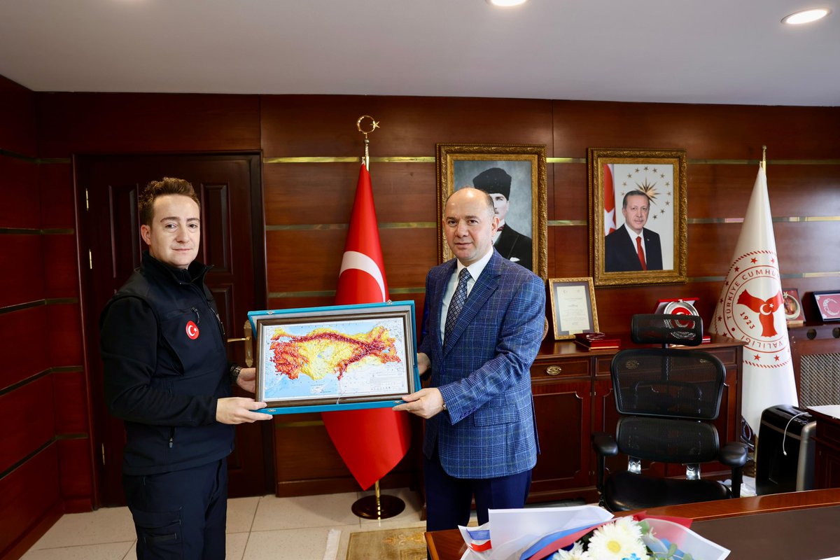 Afet ve Acil Durum Yönetimi Başkanlığı (AFAD)’ın 16. kuruluş yılı münasebetiyle İl Afet ve Acil Durum Müdürü ve personelini Valiliğimizde ağırladık.

Fedakârca görev yapan tüm AFAD mensuplarımıza özverili çalışmalarından dolayı teşekkür ediyor, görevlerinde başarılar diliyorum.