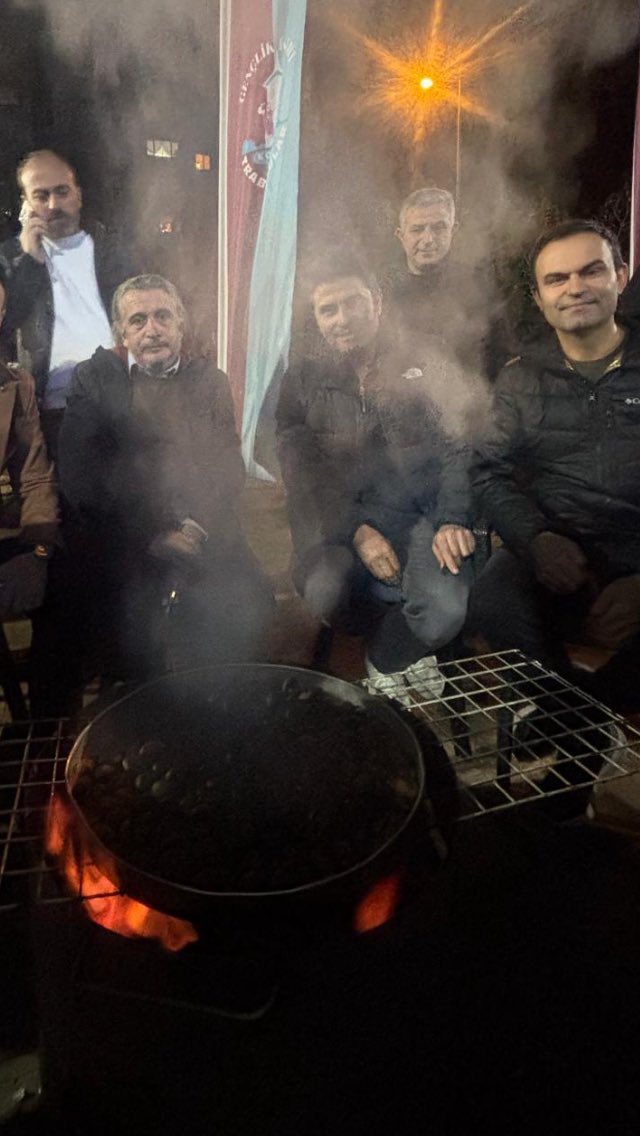 selyusuf's tweet photo. Sevgili dostum @erdalhos ile dün gece Kocaeli/İzmit Trabzonlular Derneği’nin davetlisiydik. Muhabbet şahaneydi. Kestane ve kemençe de güzeldi. https://t.co/lWZXz50syX