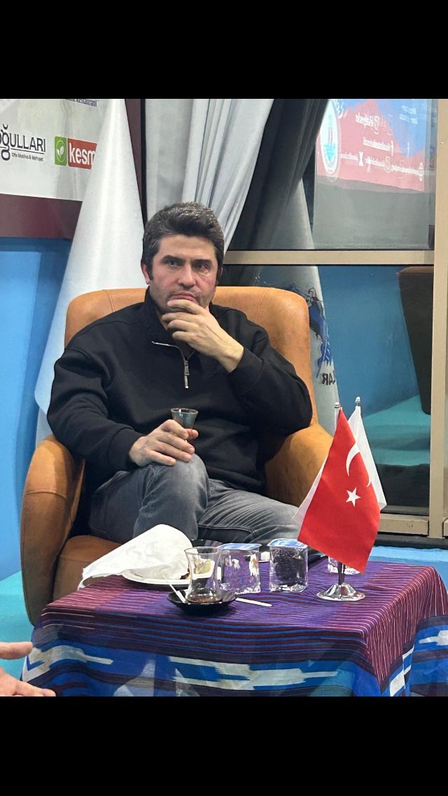 selyusuf's tweet photo. Sevgili dostum @erdalhos ile dün gece Kocaeli/İzmit Trabzonlular Derneği’nin davetlisiydik. Muhabbet şahaneydi. Kestane ve kemençe de güzeldi. https://t.co/lWZXz50syX