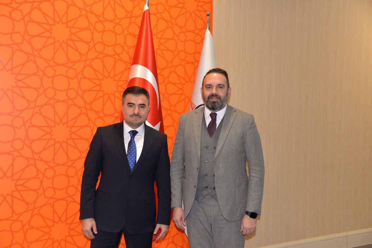 NuhGalipTopak's tweet photo. AK Parti Genel Merkez Hukuk Müşaviri Sayın Burhanettin Sevencan’ı ziyaret etmekten memnuniyet duydum.

AK Parti Genel Merkezi’nde, oldukça samimi bir ortamda gerçekleşen görüşmemizde; çalışma yaşamına dair hukuki süreçler, emek mücadelemizin güncel sorunları ve bu alanlarda yaşanan gelişmeler üzerine fikir alışverişinde bulunduk. 
Sayın Sevencan’ın paylaştığı görüş ve yaklaşımın son derece kıymetli olduğunu özellikle ifade etmek isterim.

Nazik ev sahipliği, içten sohbeti ve yapıcı değerlendirmeleri dolayısıyla Sayın Burhanettin Sevencan’a teşekkür ediyorum.
@BurhanSevencan @TurkiyeHaberis