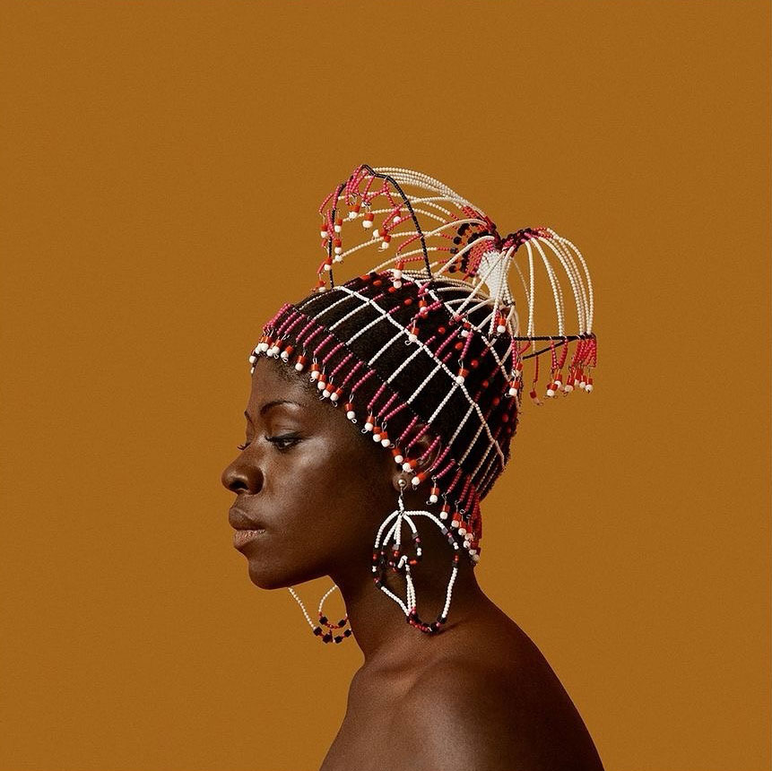 📷 Posing to be free.
At MoMA, African studio portraits from the 1950s–70s show a modern, elegant, and sovereign Africa—far from colonial clichés.
An essential exhibition on photography as a political act.
🔗 tinyurl.com/3r2z796e
#MoMA #AfricanArt #Photography #Portrait