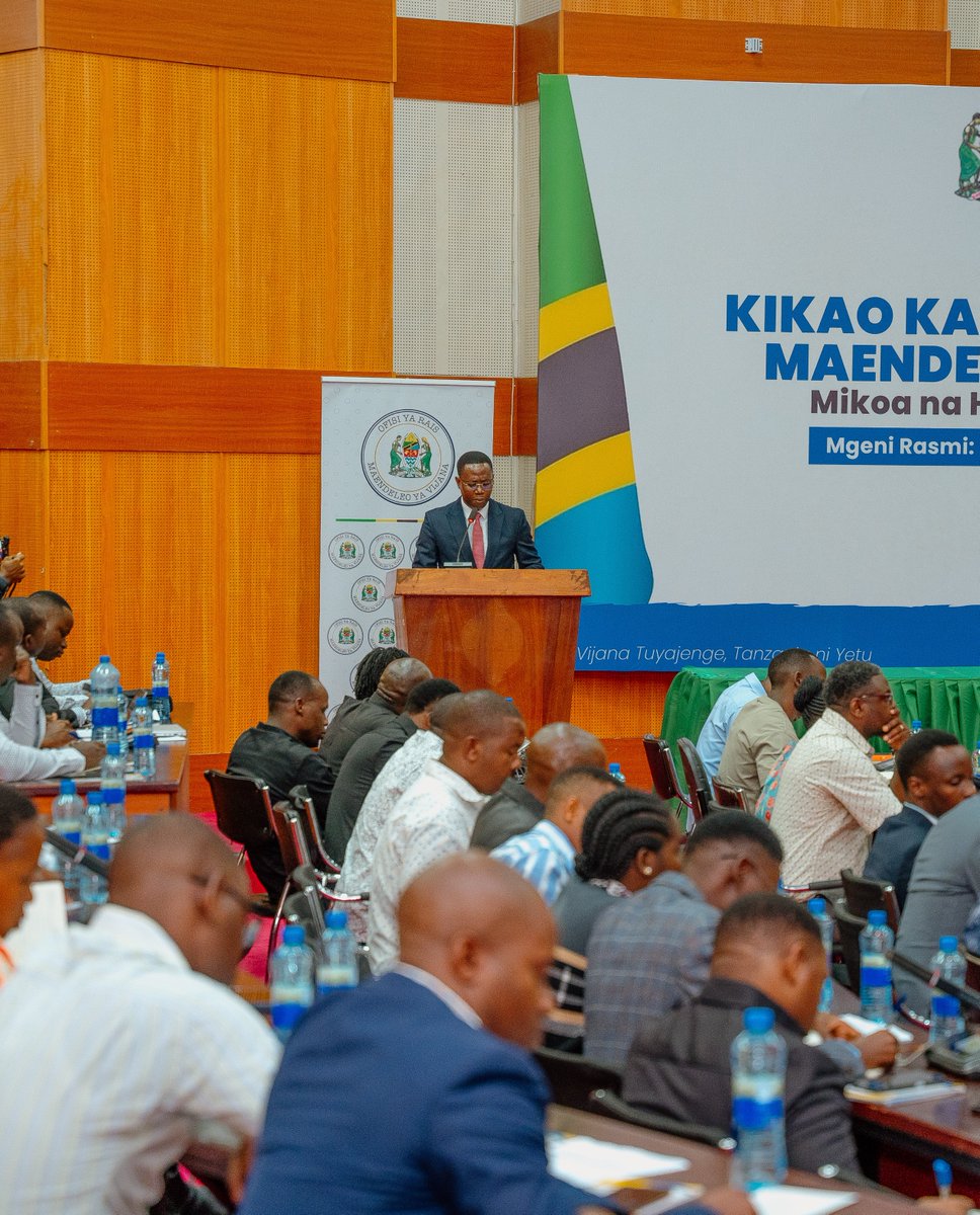 NCHIYANGUT's tweet photo. KIKAO KAZI CHA MAAFISA MAENDELEO YA VIJANA: KUWEKA MSINGI MPYA WA MUSTAKABALI WA VIJANA TANZANIA

Katika kipindi ambacho dunia inashuhudia mabadiliko makubwa ya kijamii, kiuchumi na kiteknolojia, vijana wameendelea kuwa kundi lenye nguvu kubwa lakini pia lenye changamoto nyingi. Kwa kutambua umuhimu huo, Ofisi ya Rais – Maendeleo ya Vijana imeandaa Kikao Kazi cha Maafisa Maendeleo ya Vijana wa Mikoa na Halmashauri, kinachofanyika tarehe 17–18 Disemba 2025 katika Ukumbi wa Kambarage, Treasury Square.Dodoma

Kikao hiki kimewakutanisha Maafisa Maendeleo ya Vijana kutoka ngazi mbalimbali kwa lengo la kutafakari kwa kina hali ya vijana nchini, nafasi zao katika maendeleo ya taifa, changamoto wanazokutana nazo pamoja na hatua za kimkakati zinazopaswa kuchukuliwa.