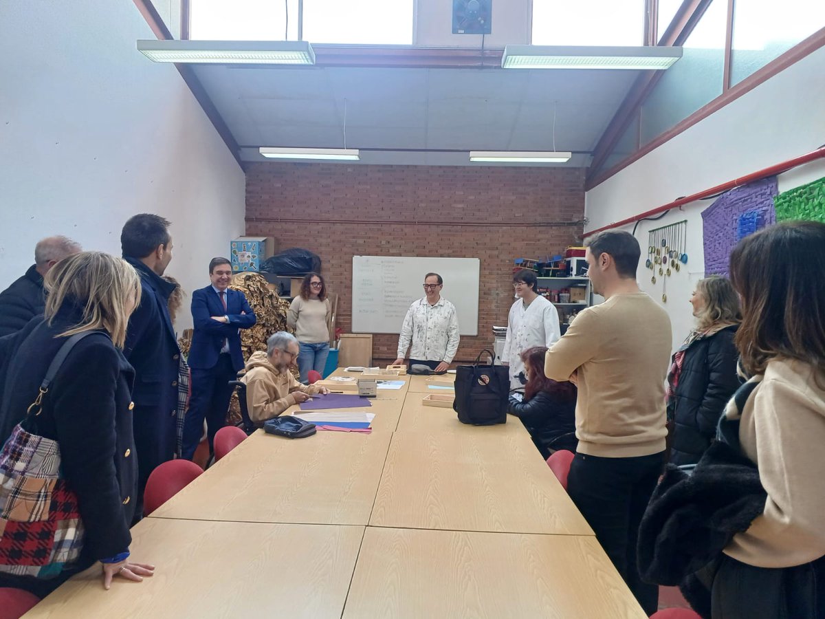 La delegada del Gobierno, Beatriz Arraiz, y el consejero de Educación, Alberto Galiana, visitaron el CRMF de Lardero, que acoge temporalmente a varios estudiantes del CEE Marqués de Vallejo durante las obras de mejora de sus instalaciones, gracias a la colaboración institucional.