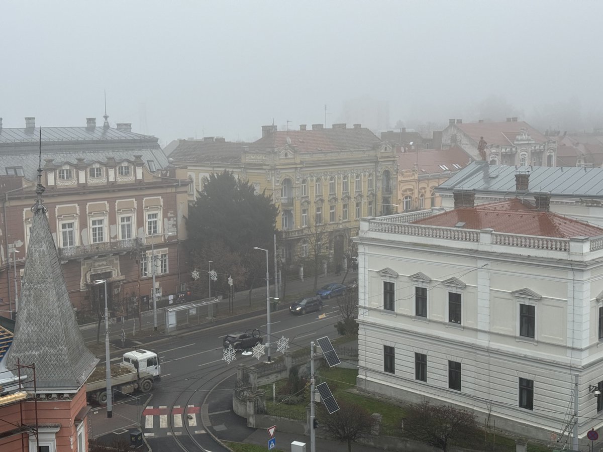 BStajner26737's tweet photo. Dobar dan dragi Xici! 🤗🤗🍀🍀☕️☕️☕️
Da, imam lijepu ali i bucnu lokaciju ! S jedne strane rade majstori na uredenju zgrade a s druge gledam u Tuziteljstvo u koje “dovoze” kroz dvoriste razne kriminalce i privrddne na saslusanje ..
Veselo okruzenje 😝
Zelim vam ugodan dan 👍👍👏 https://t.co/abgQqtRecx