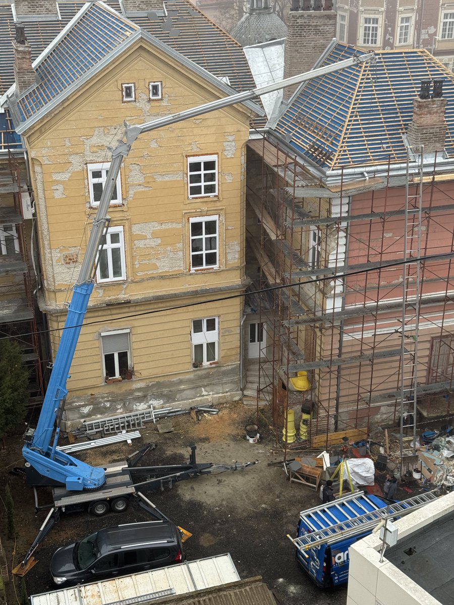 Dobar dan dragi Xici! 🤗🤗🍀🍀☕️☕️☕️
Da, imam lijepu ali i bucnu lokaciju ! S jedne strane rade majstori na uredenju zgrade a s druge gledam u Tuziteljstvo u koje “dovoze” kroz dvoriste razne kriminalce i privrddne na saslusanje ..
Veselo okruzenje 😝
Zelim vam ugodan dan 👍👍👏