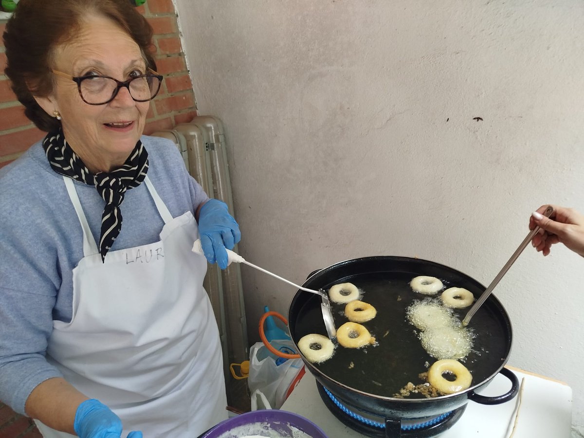 Ayer fue un día de riquísimos buñuelos en nuestro instituto. Y queremos agradecer especialmente a Rafaela y a nuestra compañera Laura por su imprescindible colaboración. 🎒🎄🧑‍🍳💙☃️