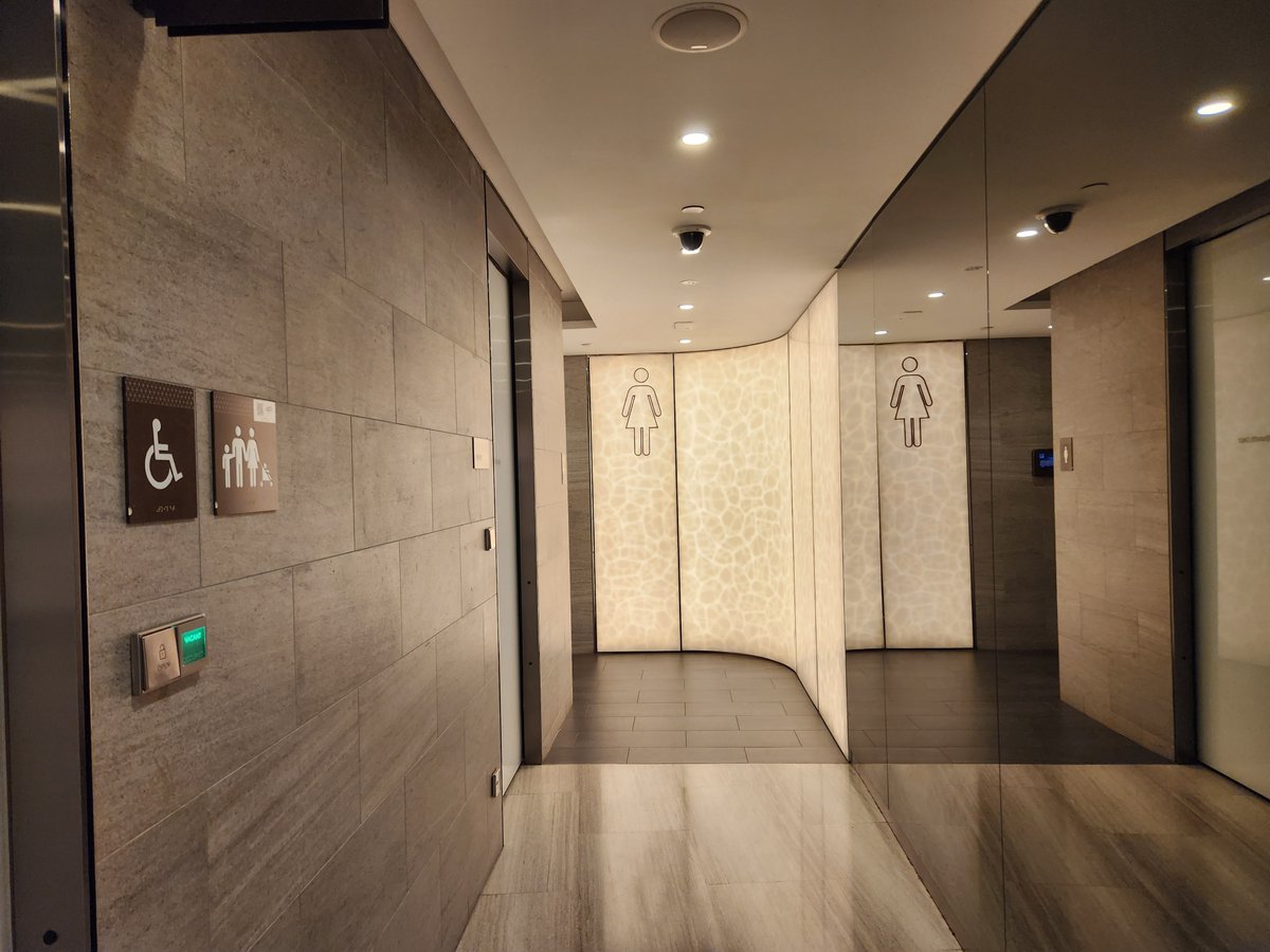 mikan_bako's tweet photo. ジュエル チャンギ エアポートのトイレマーク。シンプルながら、わかりやすい。色使いがニクいのよ。2024年6月。
#トイレ #シンガポール #トイレサイン https://t.co/X7eBg4UKa2