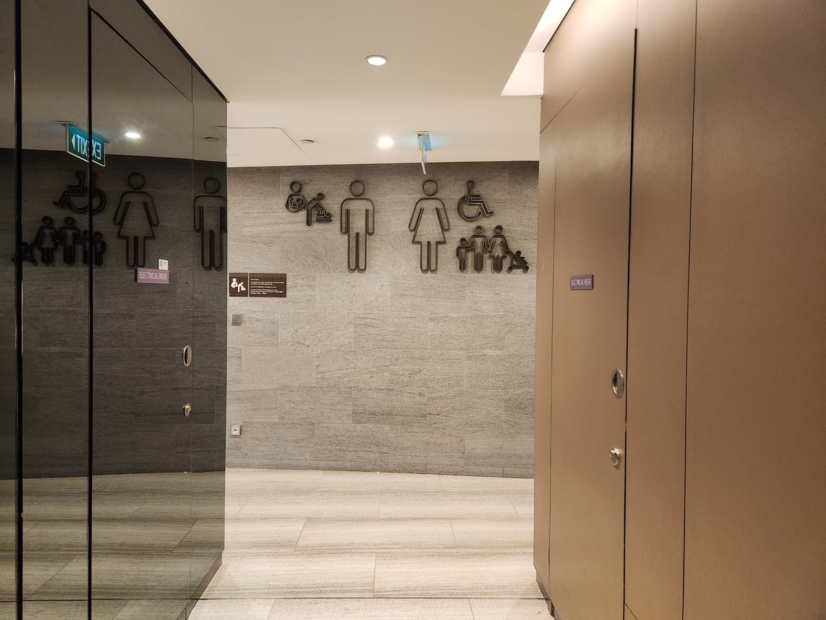 mikan_bako's tweet photo. ジュエル チャンギ エアポートのトイレマーク。シンプルながら、わかりやすい。色使いがニクいのよ。2024年6月。
#トイレ #シンガポール #トイレサイン https://t.co/X7eBg4UKa2