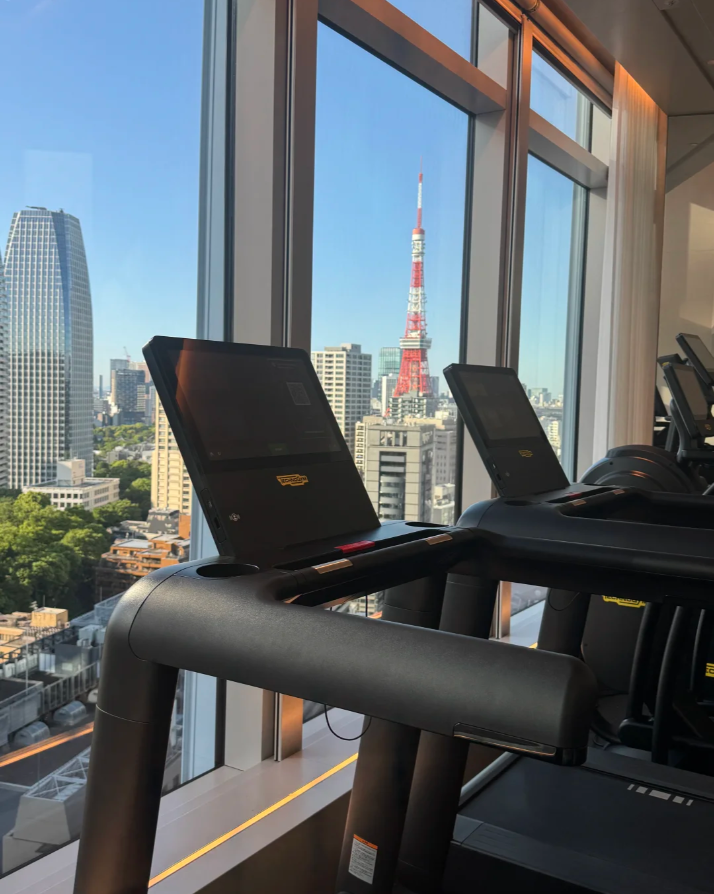 PintuShow5's tweet photo. 都会の景色を眺めながらのトレーニング🏙️🏃‍♀️
大きな窓の向こうに広がる景色が、いつもの運動時間を特別なものにしてくれる。
心も体も整えて、また前へ✨
#ジム時間 #トレーニング
#ランニングマシン #運動習慣
#東京の景色 #都会ビュー
#リフレッシュ #自分磨き
#健康的な生活 https://t.co/1YmC2WWfxI