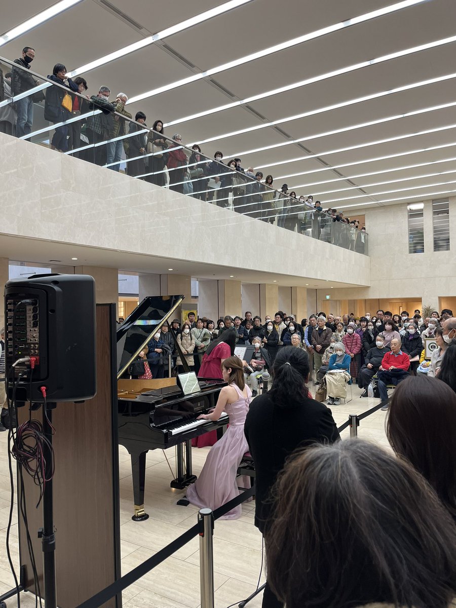 TOC_machicla's tweet photo. 初回公演、お集まりいただいたお客様から大きな拍手を贈られ終演👏
あっという間だけど、聞き応え充分の20分越えのプログラム📝
この後15:30からは、違ったプログラムもお楽しみいただけます🎶
東京オペラシティ ２Fオフィスロビーにてお送りします⭐️ https://t.co/UHCwYPYXPk