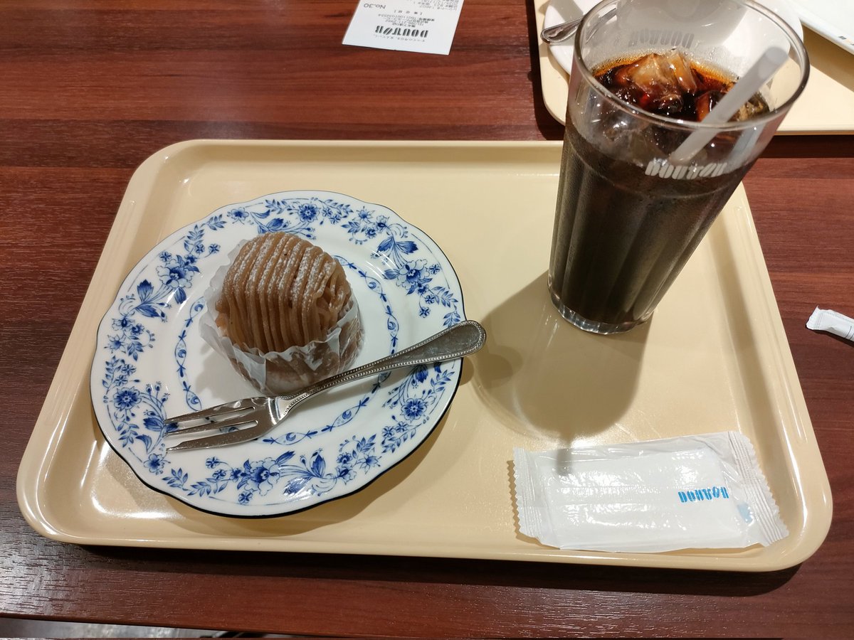 初！麻辣湯食べてきました！
1辛でも辛かった〜🫠でも美味しかったです😋
欲張って具材たくさん入れちゃった。
サーカスのテントみたいなやつ(かまぼこに魚卵が入ってる)がめちゃくちゃ好みの味でした！
喫煙所目的でおやつのケーキまで食べてしまった…🙄