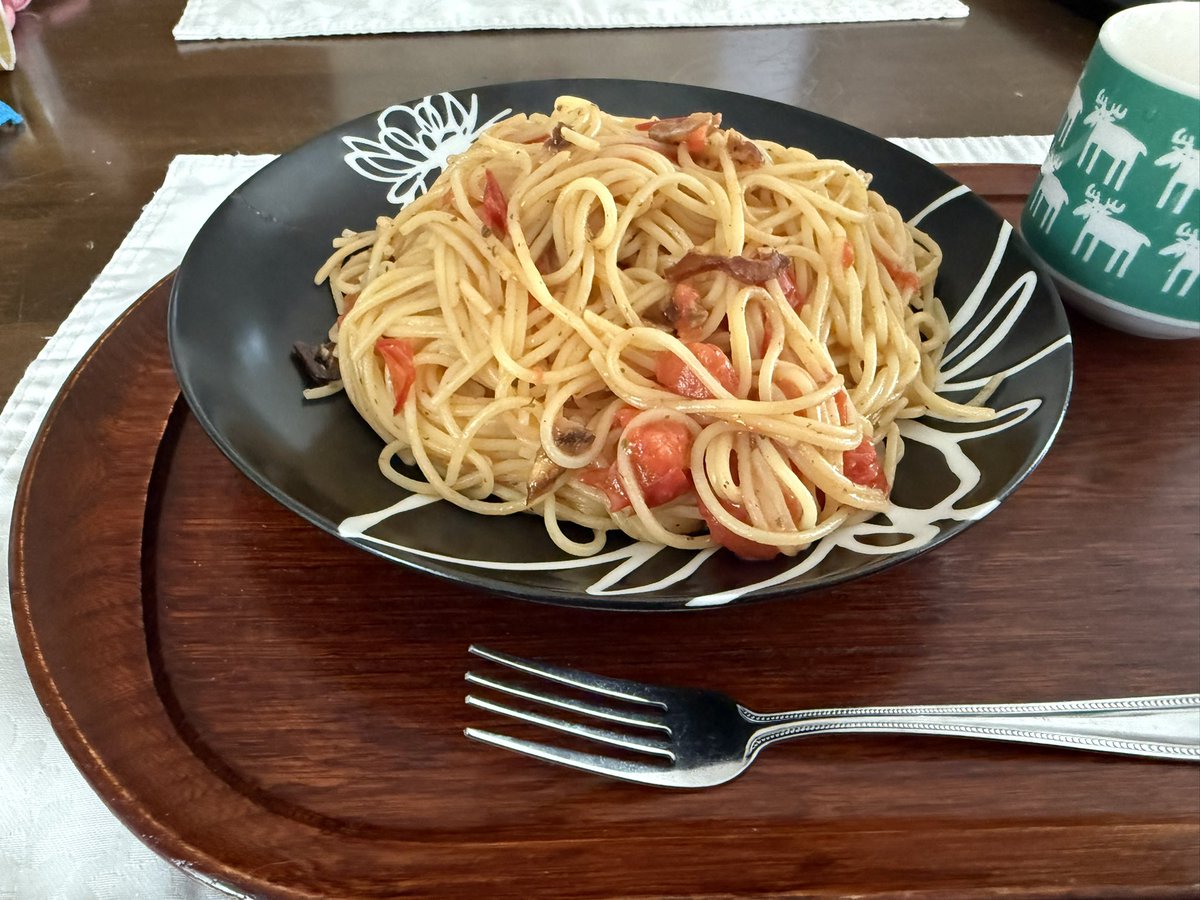 OssanGold_'s tweet photo. 久々に今日のお昼ごはん🍝
今日は高知も少し肌寒いので、温まろうとトマトペペロンチーノ作ってみました☺️ https://t.co/Q81X5jMXBD