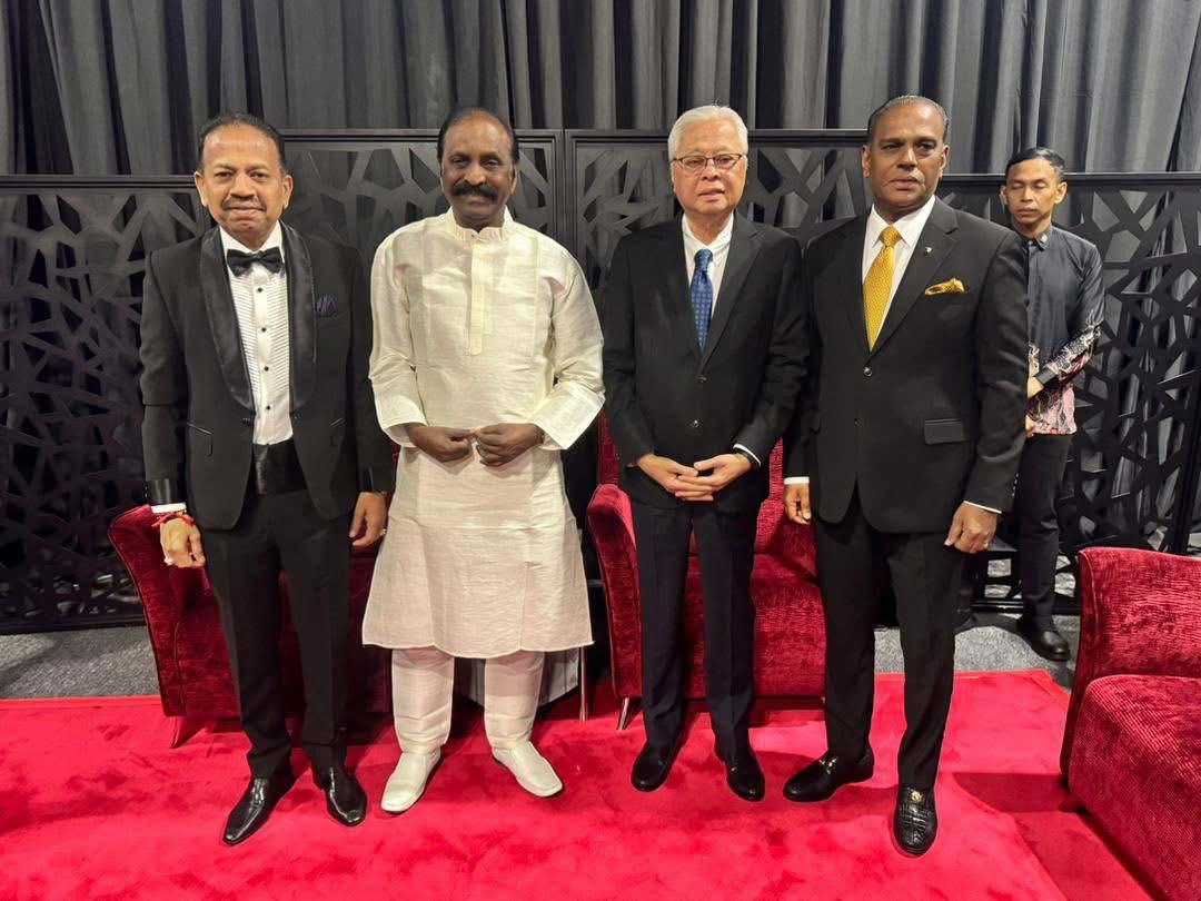 மலேசியாவில்
மாலை விருந்து

மலேசியா முன்னாள் பிரதமர்
இஸ்மாயில் சப்ரி 

நாடாளுமன்ற
முன்னாள் சபாநாயகர்
டான்ஶ்ரீ விக்னேஸ்வரன்

நாடாளுமன்ற உறுப்பினர்
டத்தோஶ்ரீ சரவணன்

கலந்துகொண்டோம்

நல்ல சந்திப்பு
நல்ல உரையாடல்