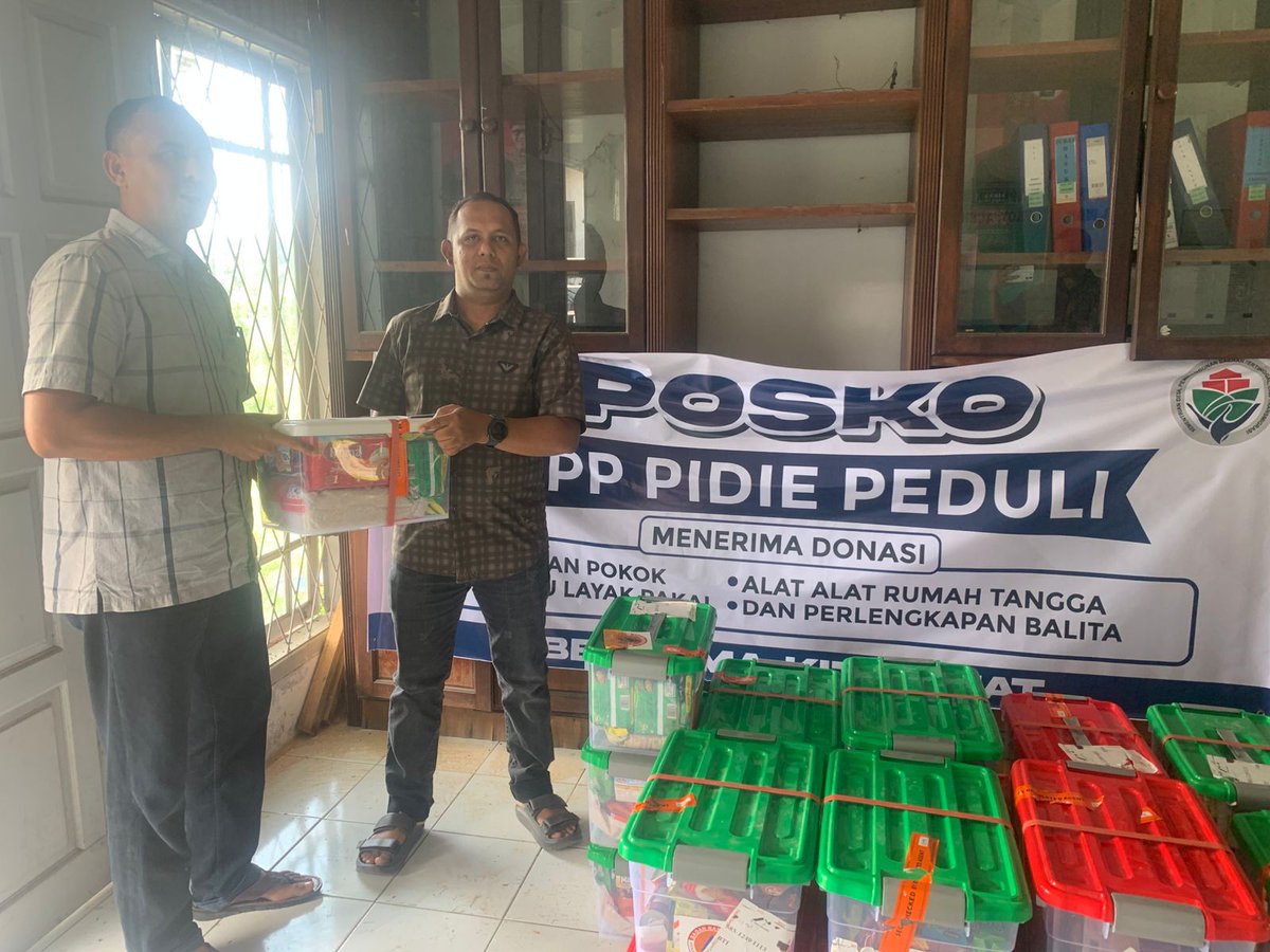 MakingJope3270's tweet photo. Pemerintah dan seluruh elemen masyarakat bergerak tiada henti  memberikan bantuan melalui berbagai posko maupun secara langsung  melalui darat dan udara untuk wilayah  terisolasi bencana di Sumatera 
#KemendesPDTPeduliBencana
#MenteriDesaPeduliBencanaSumatera
#PendampingDesaPedul https://t.co/Pzs7PezvGp