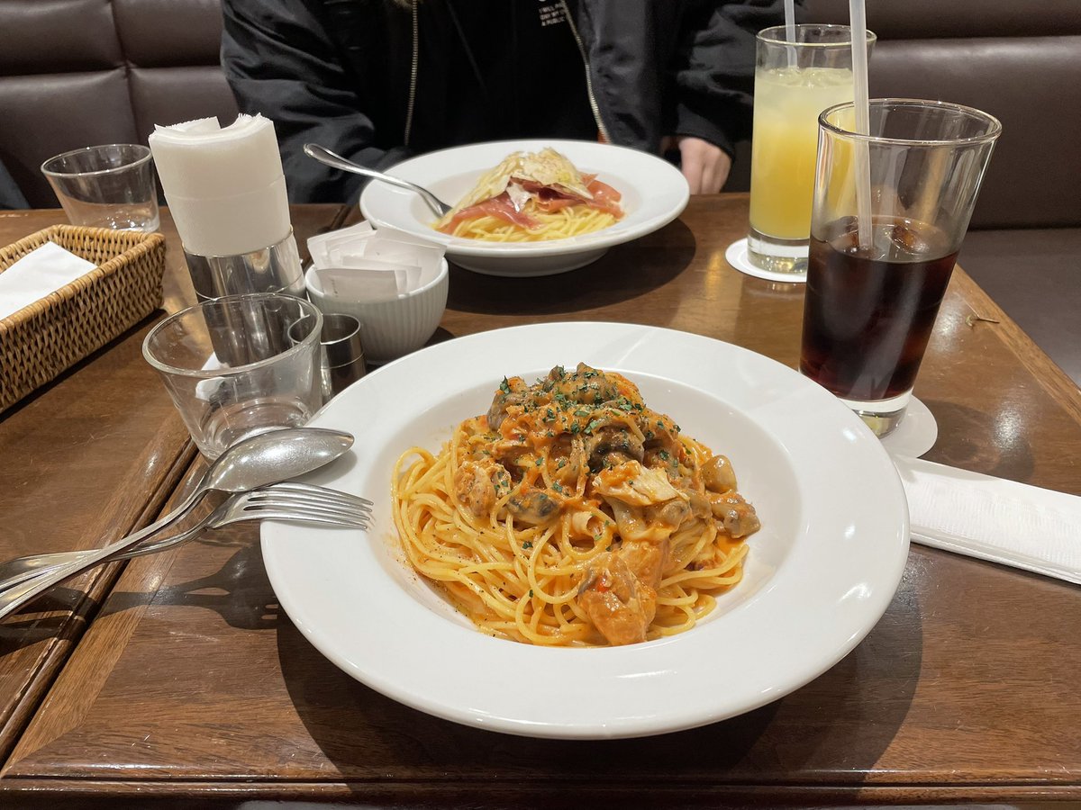 taaakaac's tweet photo. オサレすぎるカフェに野郎2人は気まづい
@F4JIS1 https://t.co/WH1jDRVGmJ