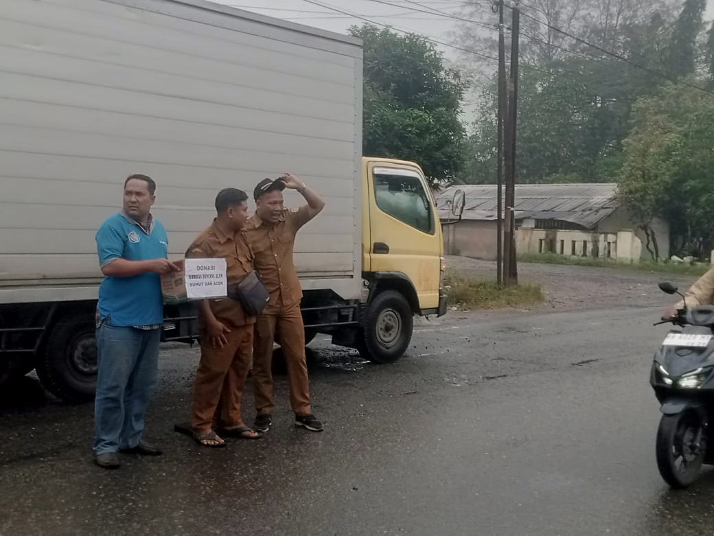 hendriksiagian9's tweet image. Pemerintah dan seluruh elemen masyarakat bergerak tiada henti  memberikan bantuan melalui berbagai posko maupun secara langsung  melalui darat dan udara untuk wilayah  terisolasi bencana di Sumatera 
#kemendes
#PendampingDesaPeduliBencana

@prabowo
@YandriSusanto
@ArizaPatria