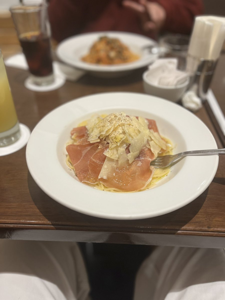 F4JIS1's tweet photo. 野郎二人でカフェにいるせいで周りとは異質空間すぎる https://t.co/pwCPLahoGe